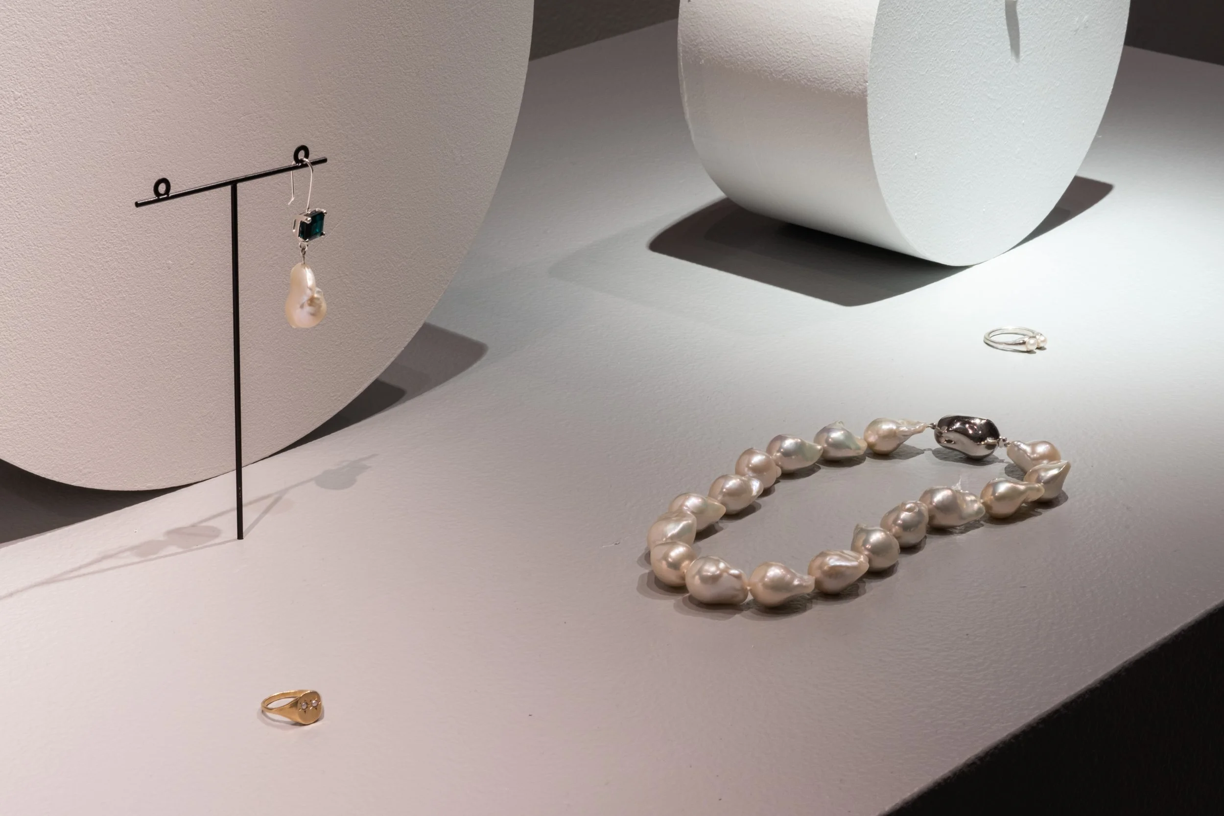 アート・デザイン・音楽 JEWELRY from the PEARL MUSEUM Jewelry: from Pearls to Platinum to Plastic — The Newark Museum of Art